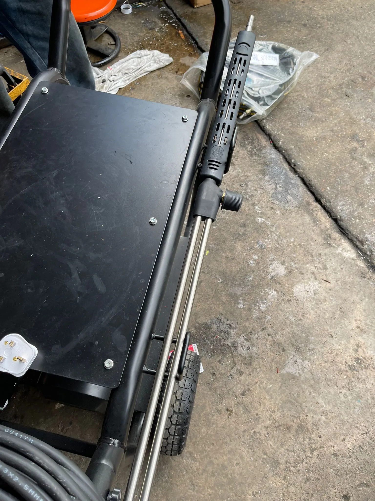 Aiko 240V Contractor Frame High Pressure Cleaner Come With 20m Hose| Model : HPW-BNC301-2.2S4