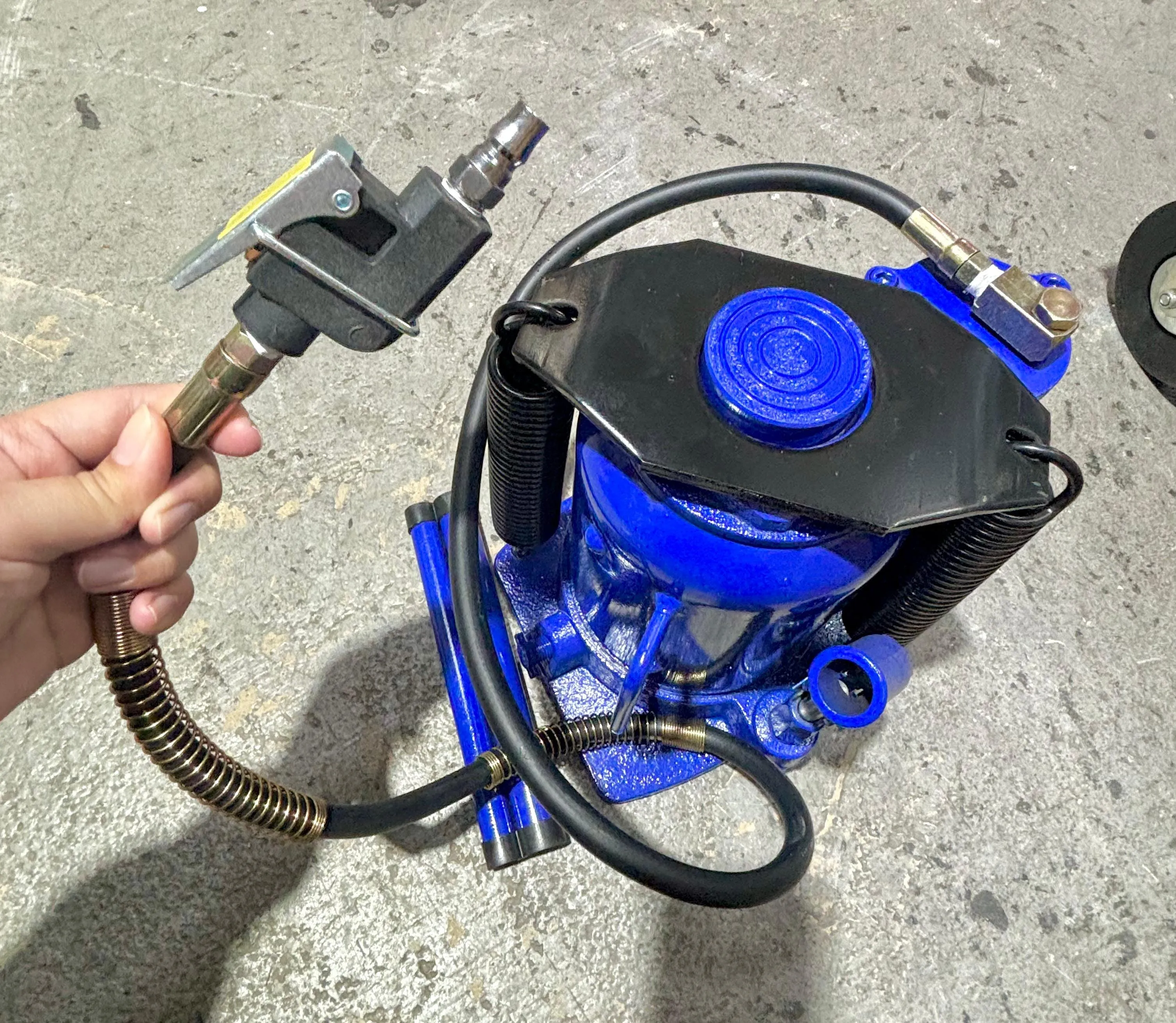 Aiko 30 Tons Air Bottle Hydraulic Jack | Model : BJ-T21030