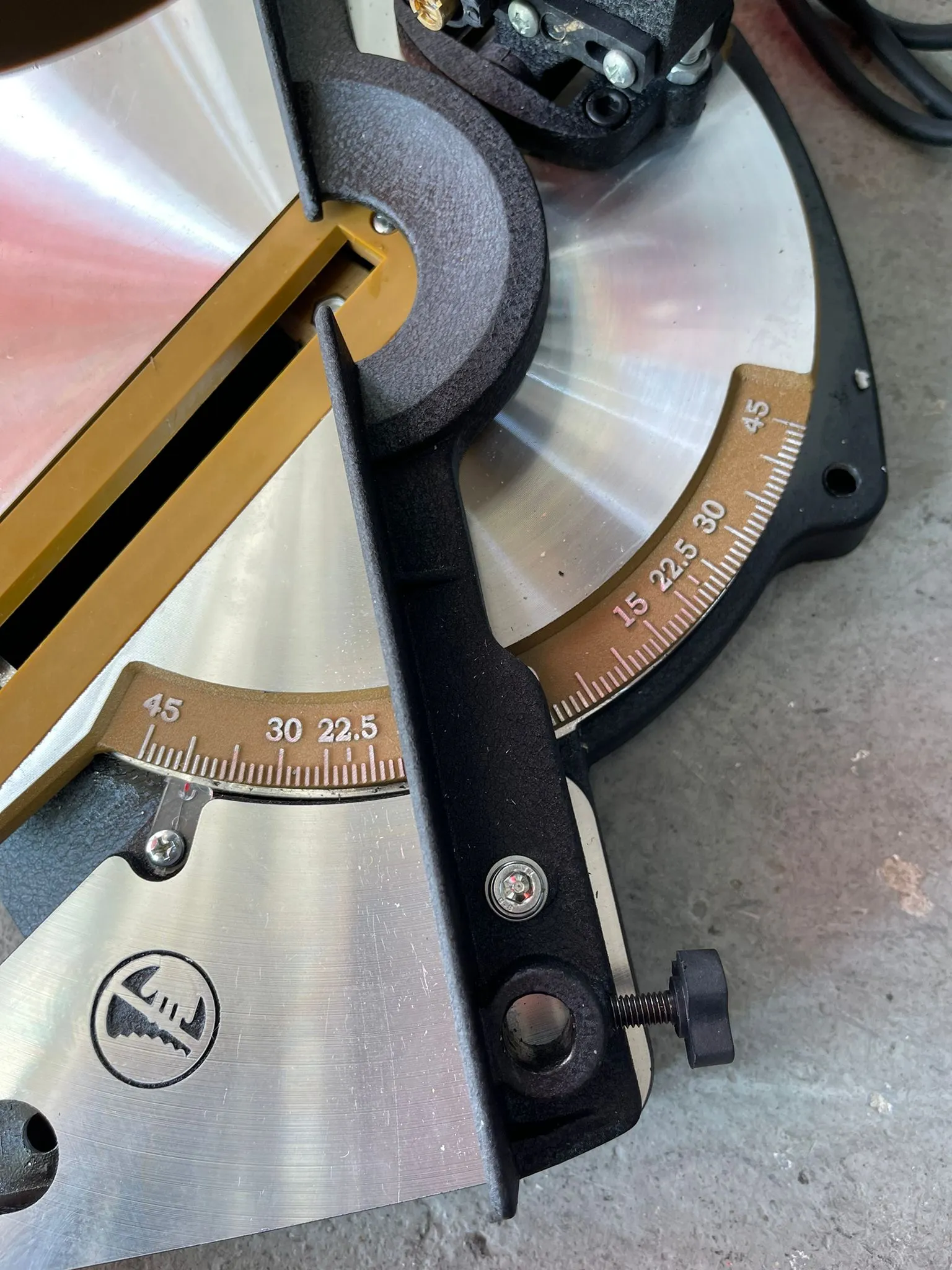 Aiko 8 Mitre Saw C/W 8X80T Alum Blade | Model : AIKO-89002