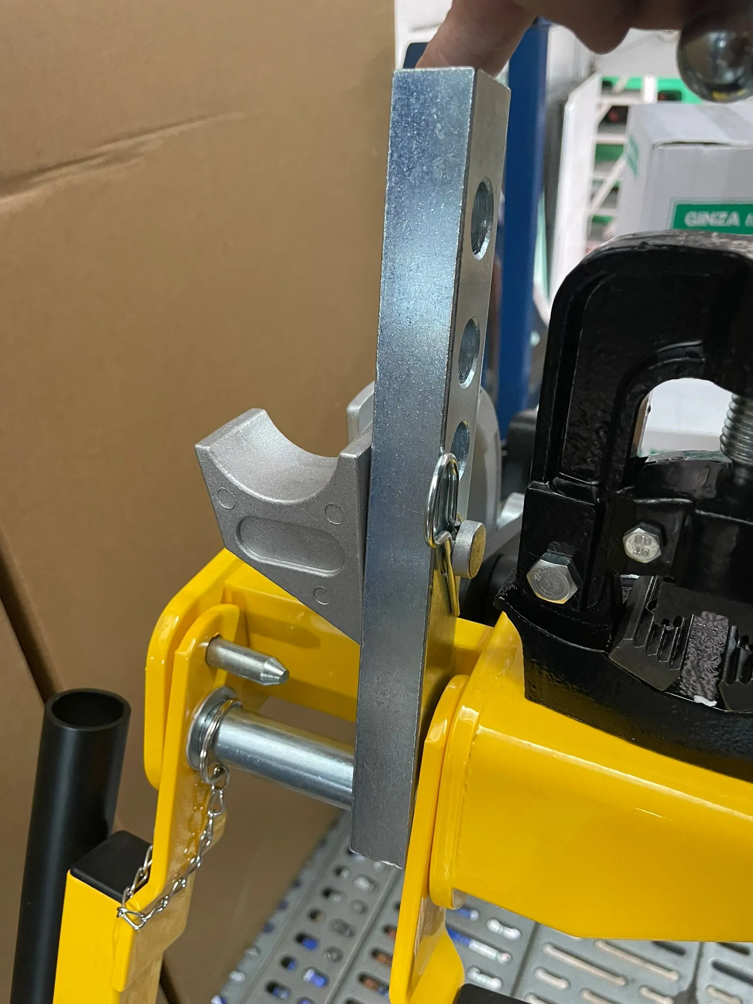 Aiko Conduit Pipe Bender 4 Leg Yellow Size 20mm & 25mm Comes With Vise | Model : HDBM202532