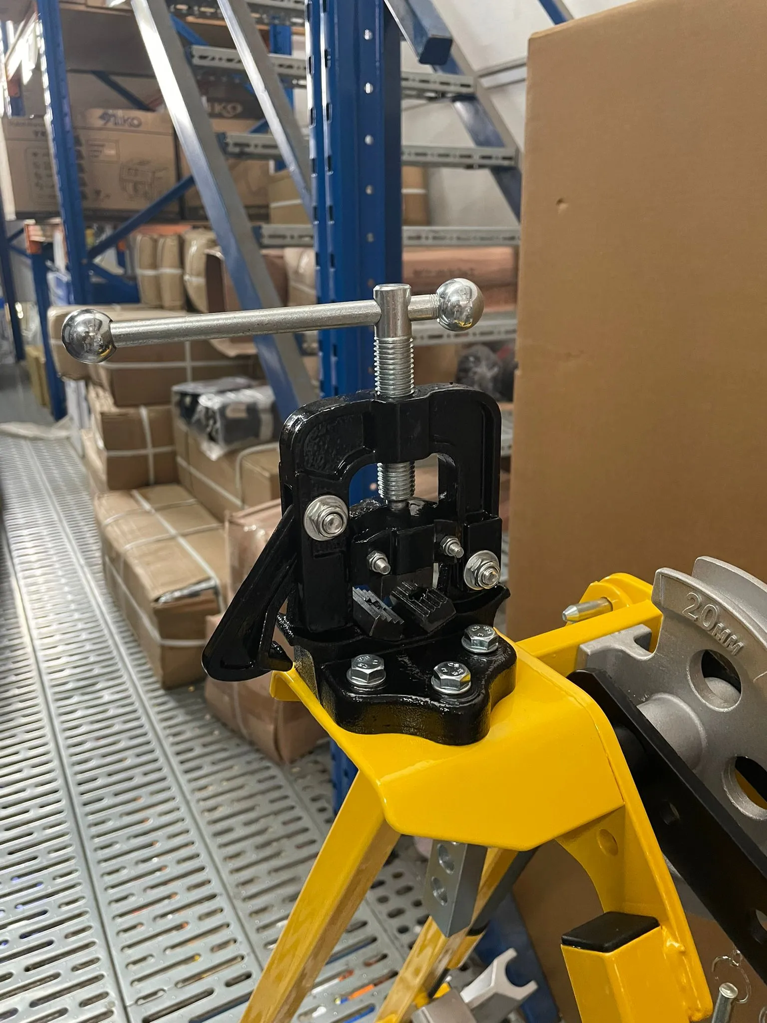 Aiko Conduit Pipe Bender 4 Leg Yellow Size 20mm & 25mm Comes With Vise | Model : HDBM202532