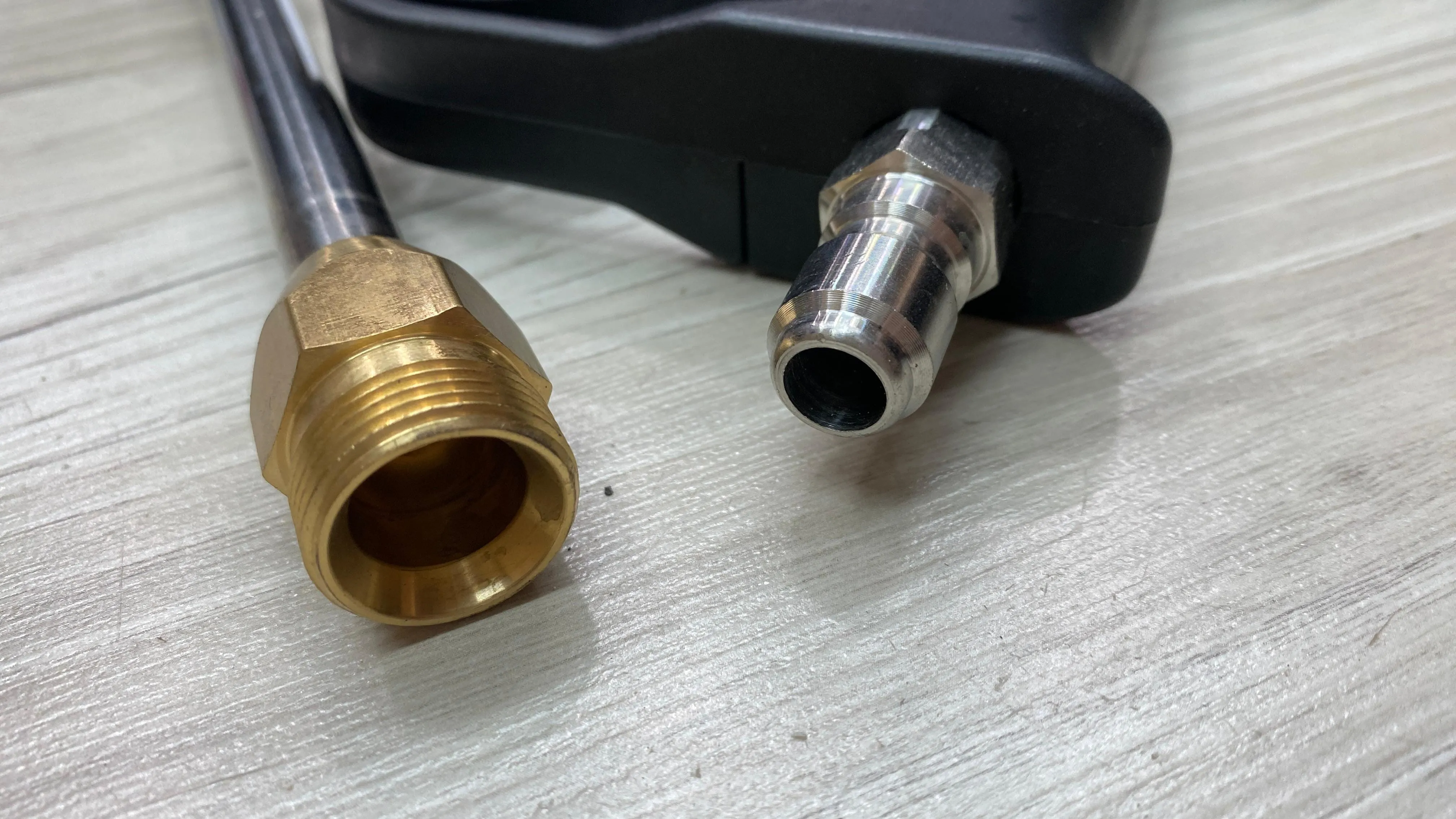 Aiko Pressure Gun G-05 Long with 5 Pcs Colour Nozzle Back Coupling | Model : PWG-G05