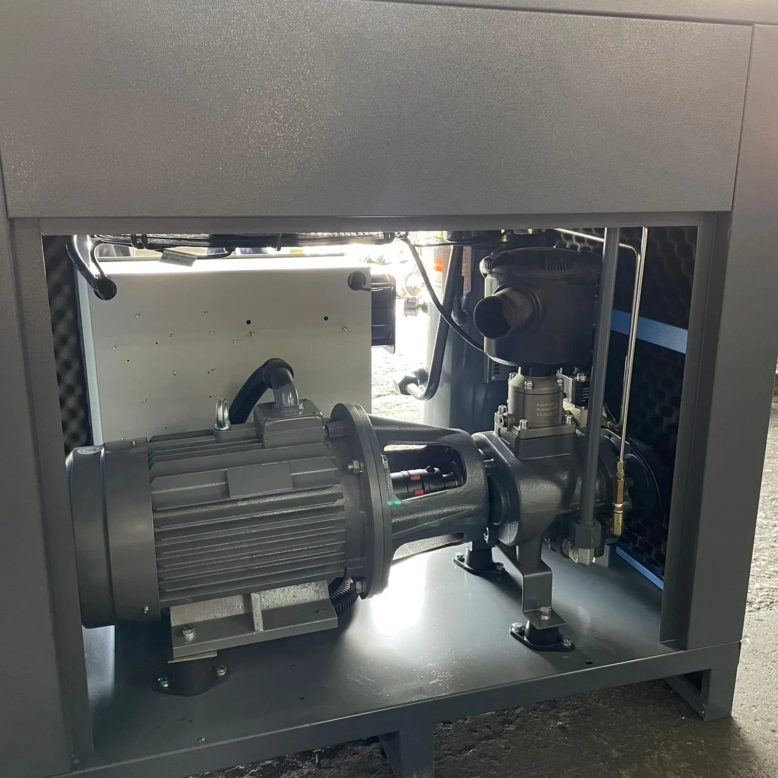 Airstrong ASPM20HP Rotary Inverter Screw Air Compressor with 415V. 20Hp. 10 Bar | Model : ASPM20HP