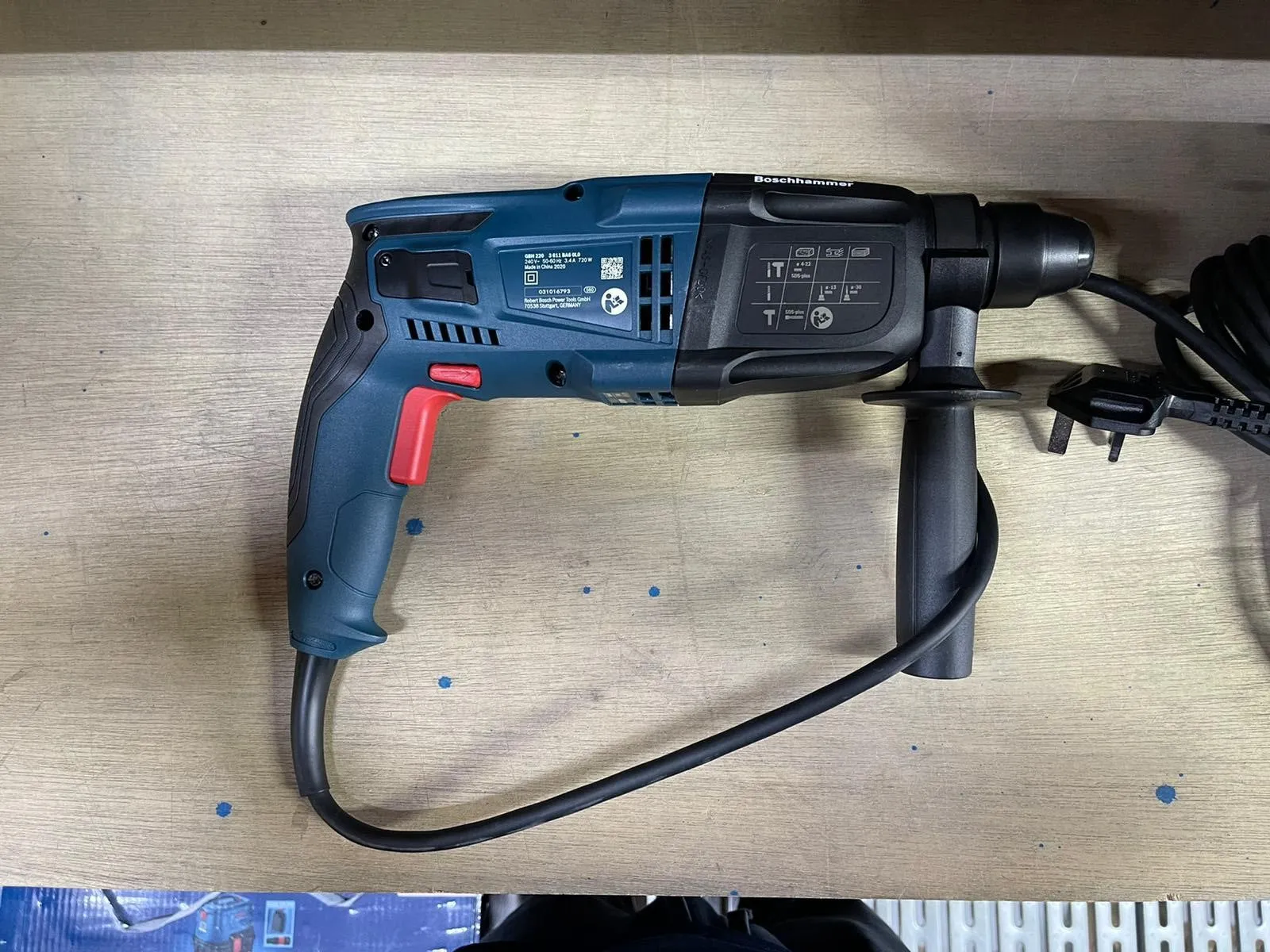 Bosch GBH220 Rotary Hammer with SDS Plus. 3in1 Mode. 720W. 2000rpm. 2.3kg. 240V | Model : B-GBH220