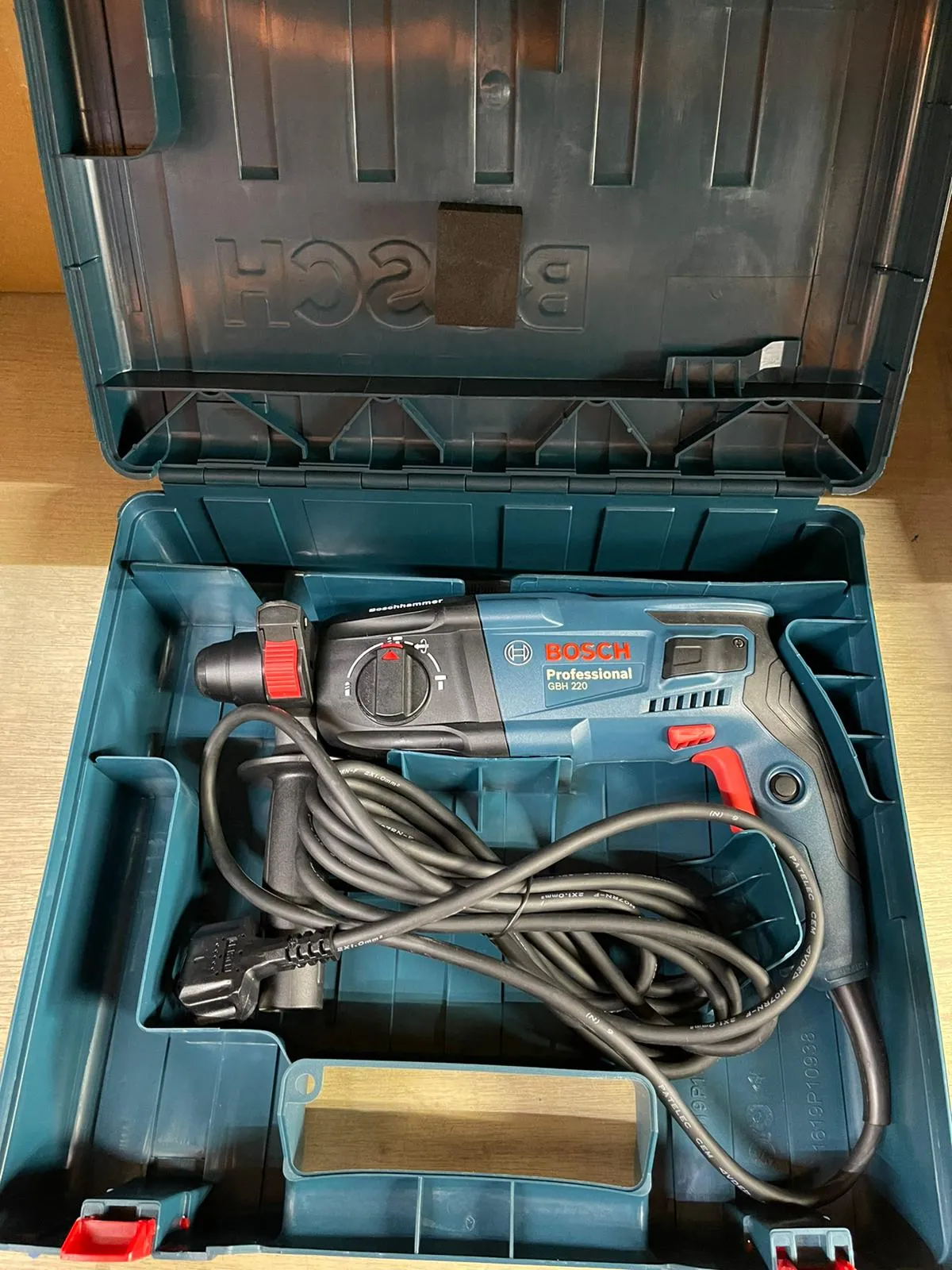 Bosch GBH220 Rotary Hammer with SDS Plus. 3in1 Mode. 720W. 2000rpm. 2.3kg. 240V | Model : B-GBH220