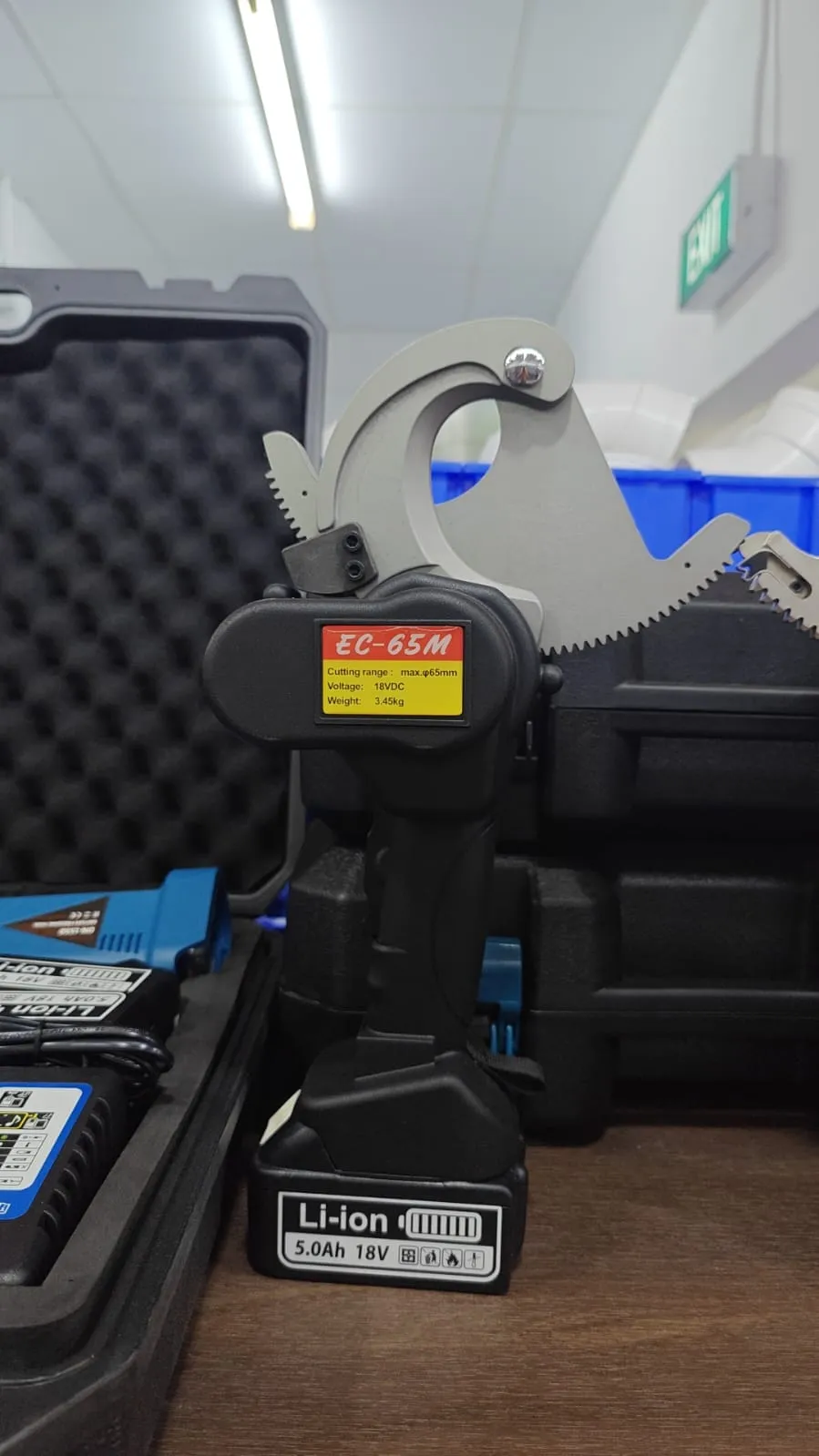 Cordless Battery Cable Cutter Comes With 2 Battery & 1 Charger | Model : EC-50M