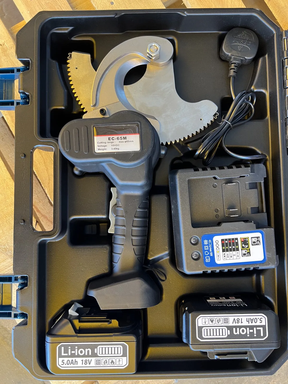 Cordless Battery Cable Cutter Comes With 2 Battery & 1 Charger | Model : EC-65M