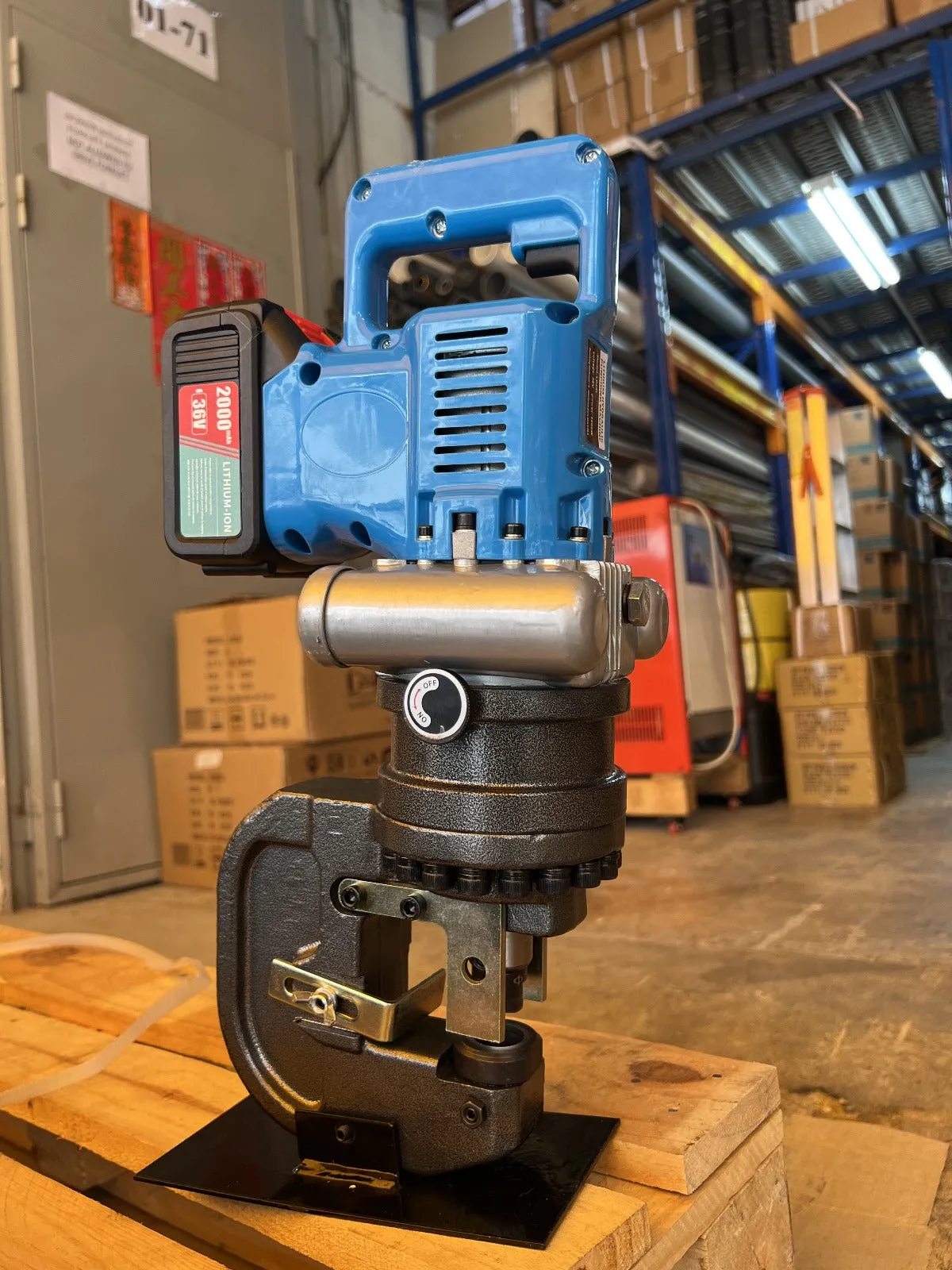Cordless Battery Hydraulic Hole Puncher 36V 1200W c/w 2 Batteries & 1 Charger | Model : LD20L