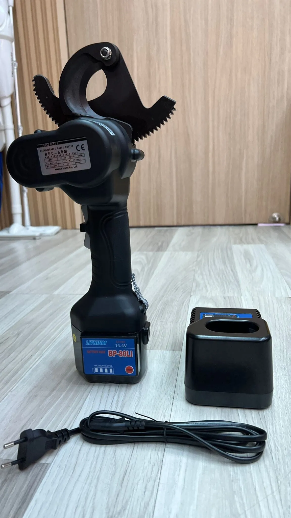 IZUMI Cordless Battery Ratchet Cable Cutter 50mm | Model : REC-50M