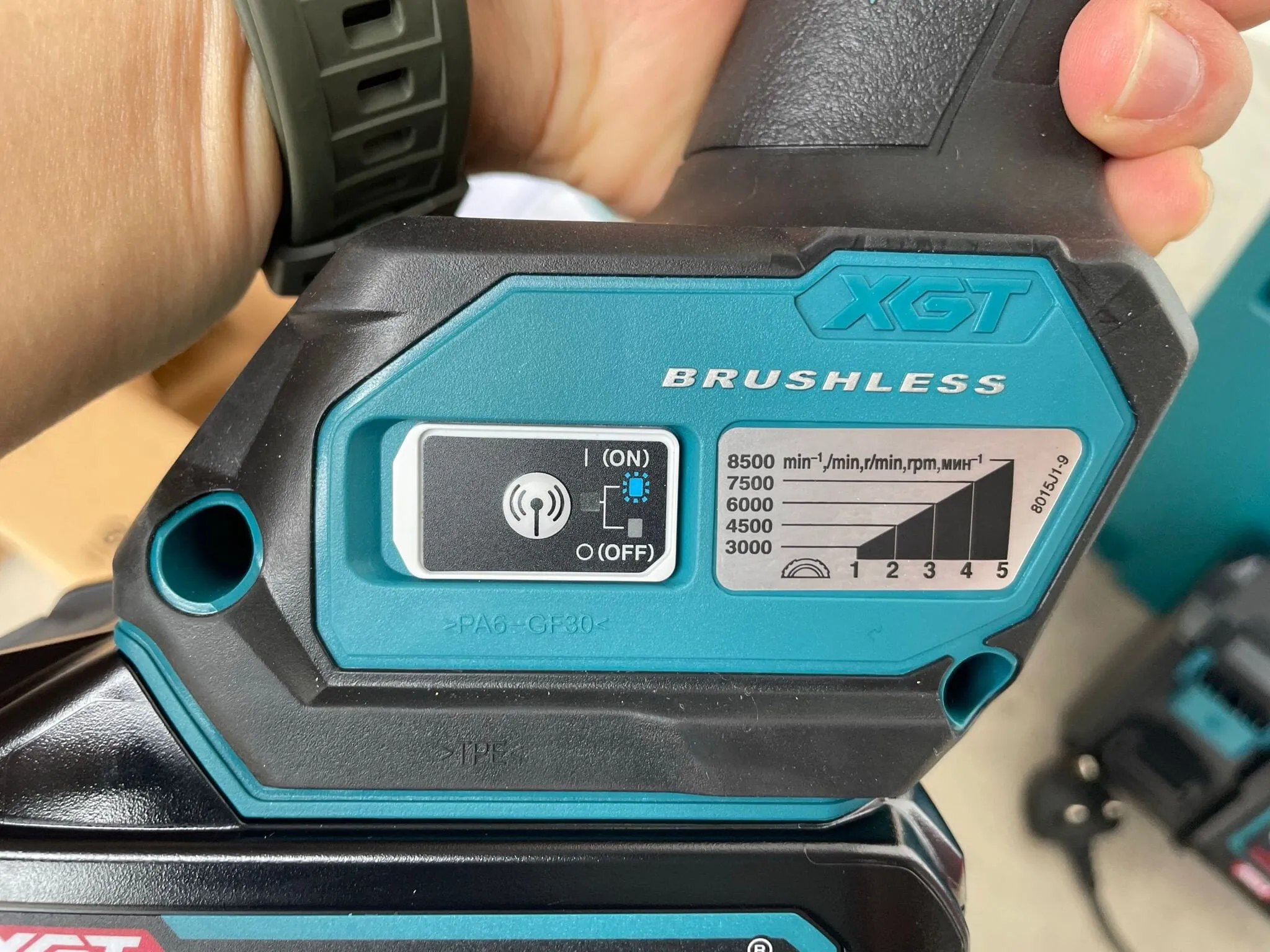 Makita 4 40V Cordless Brushless Angle Grinder GA021GM201 Come With 4.0Ah battery and Charger | Model : M-GA021GM201
