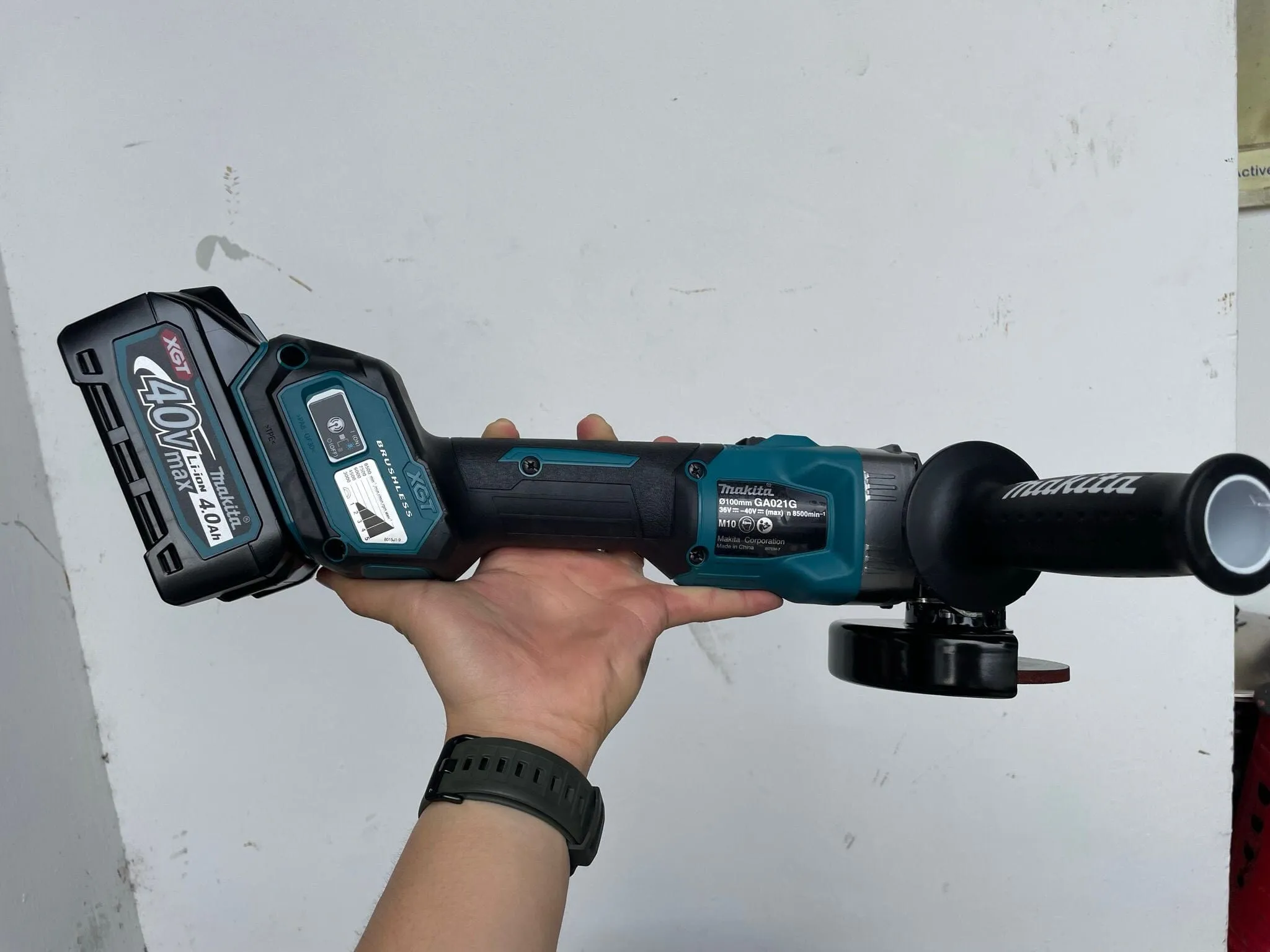 Makita 4 40V Cordless Brushless Angle Grinder GA021GM201 Come With 4.0Ah battery and Charger | Model : M-GA021GM201