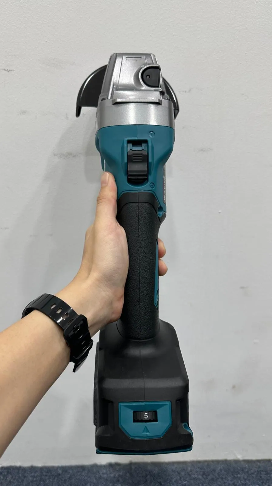 Makita 4 40V Cordless Slide Switch Brushless Angle Grinder  GA021GD201 Come With 2.5Ah battery and Charger | Model : M-GA021GD201