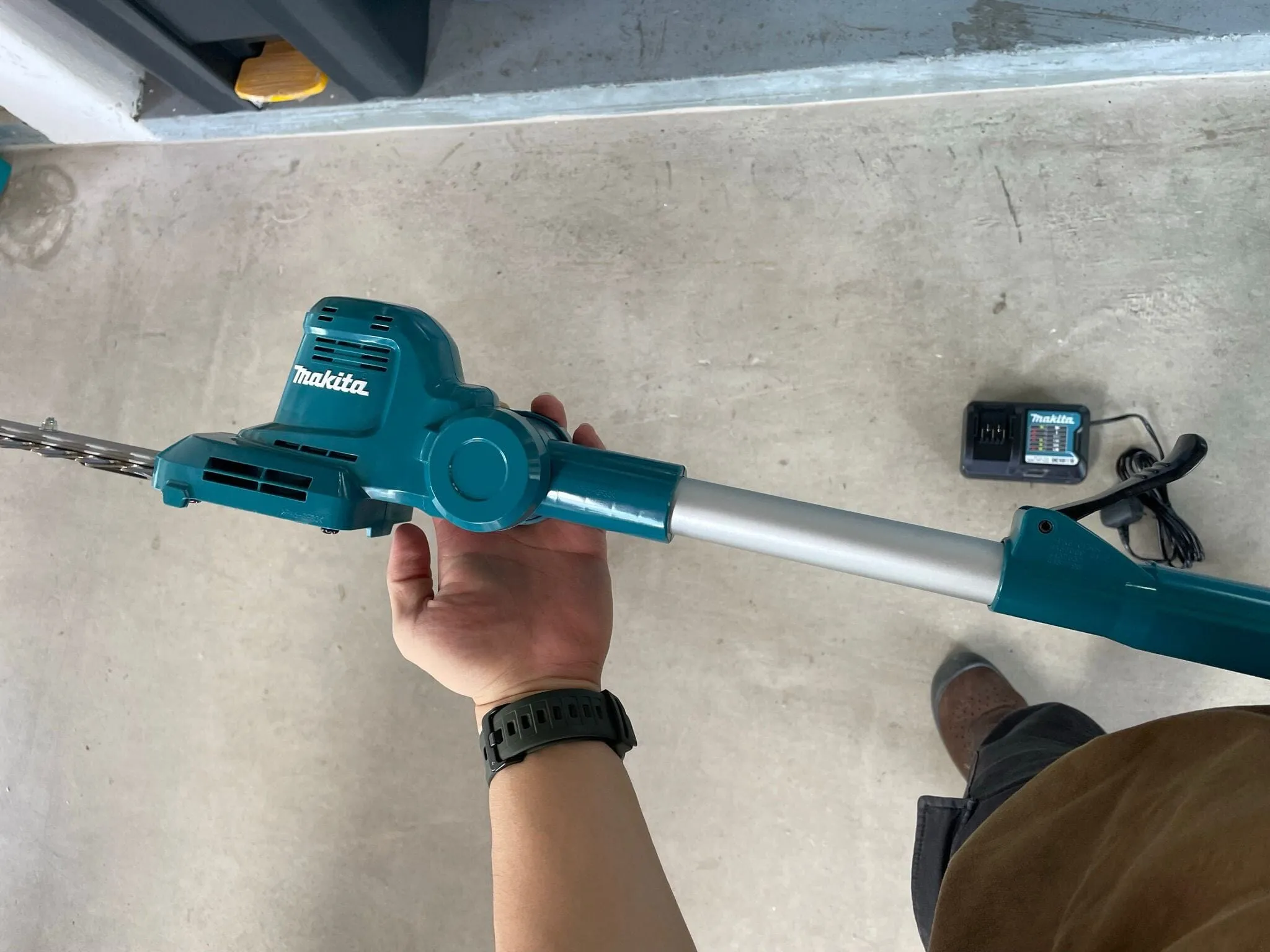 Makita UN460WDWA DC Cordless Pole Hedge Trimmer | Model : M-UN460WDWA (OBSOLETED)