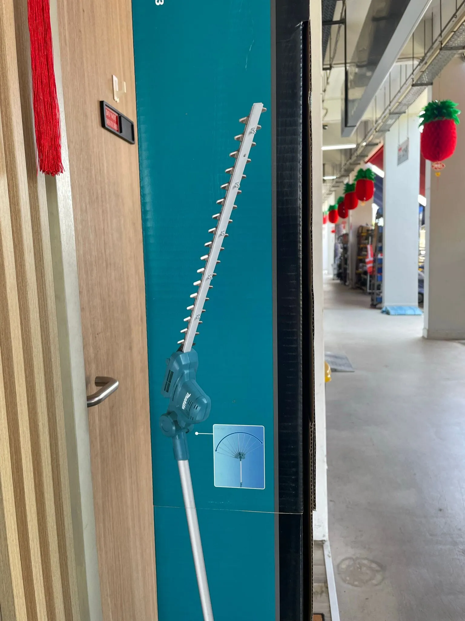 Makita UN460WDWA DC Cordless Pole Hedge Trimmer | Model : M-UN460WDWA (OBSOLETED)