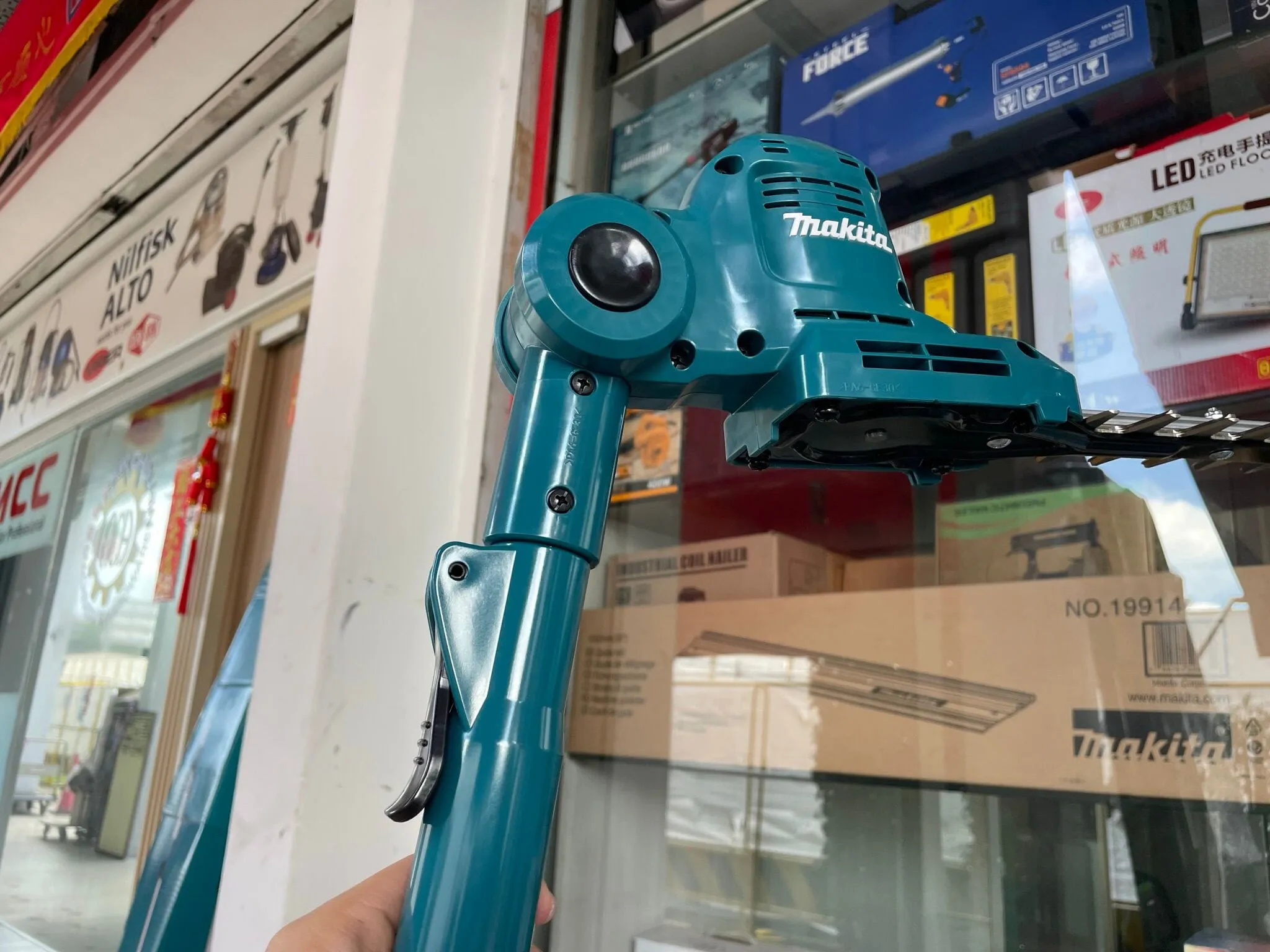 Makita UN460WDWA DC Cordless Pole Hedge Trimmer | Model : M-UN460WDWA (OBSOLETED)