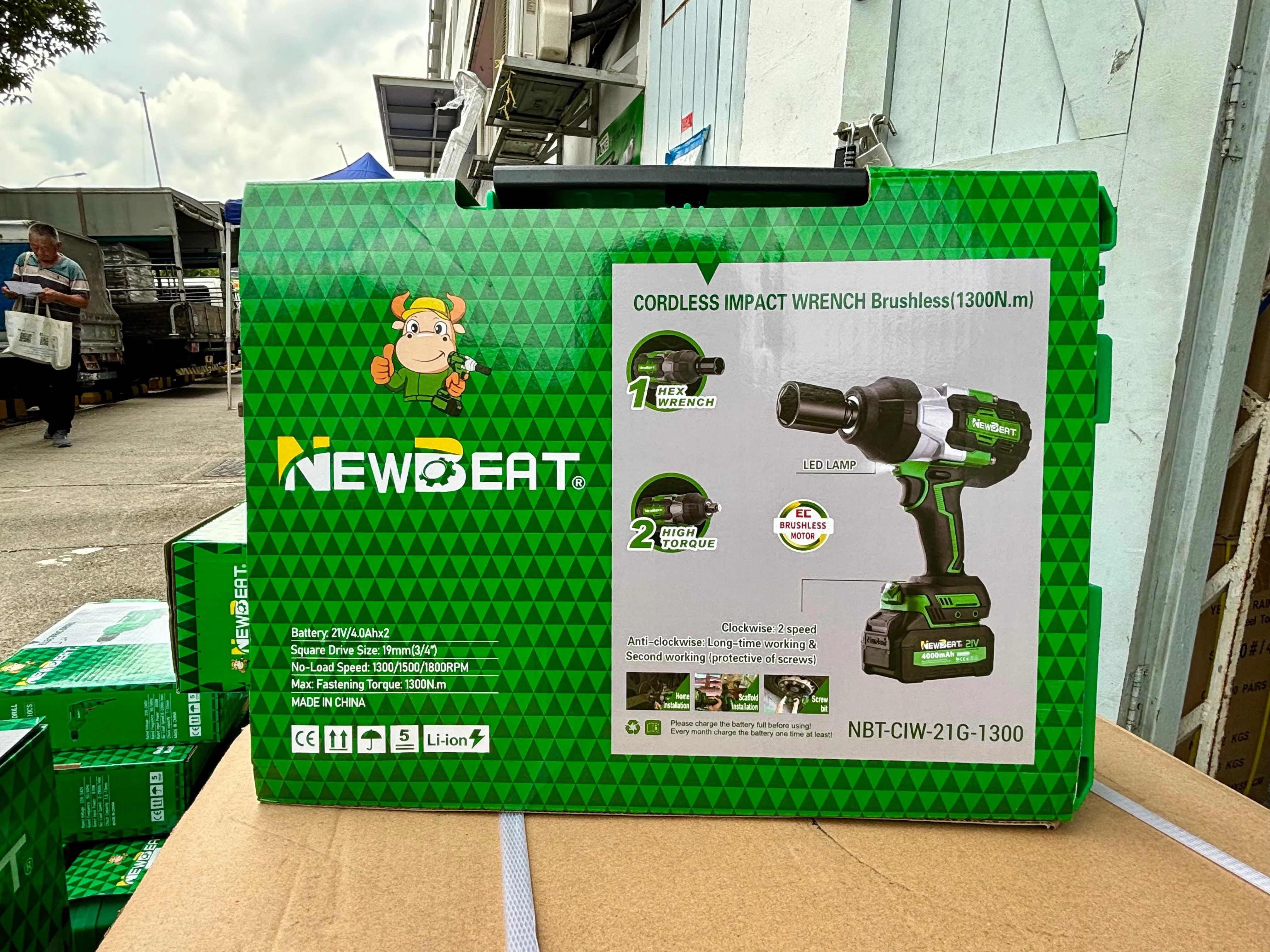 Newbeat 3/4 Cordless Impact Wrench (BL) SQ DR 21V 1300N.m C/W 2 Battery and 1 Charger | Model: NBT-CIW-21G-1300