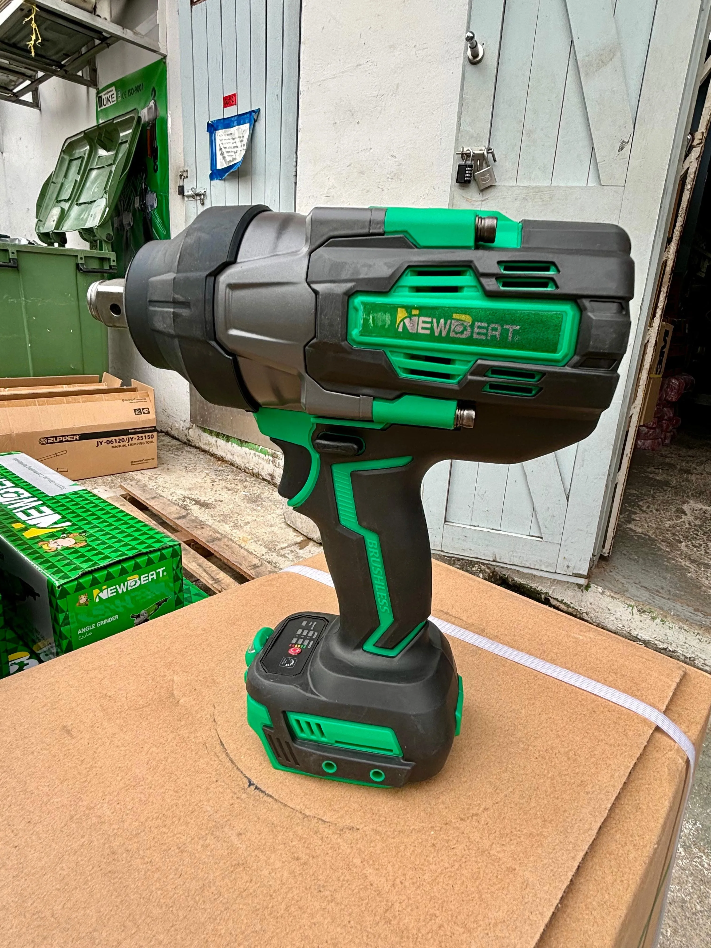 Newbeat 3/4 Cordless Impact Wrench (BL) SQ DR 21V 1300N.m C/W 2 Battery and 1 Charger | Model: NBT-CIW-21G-1300