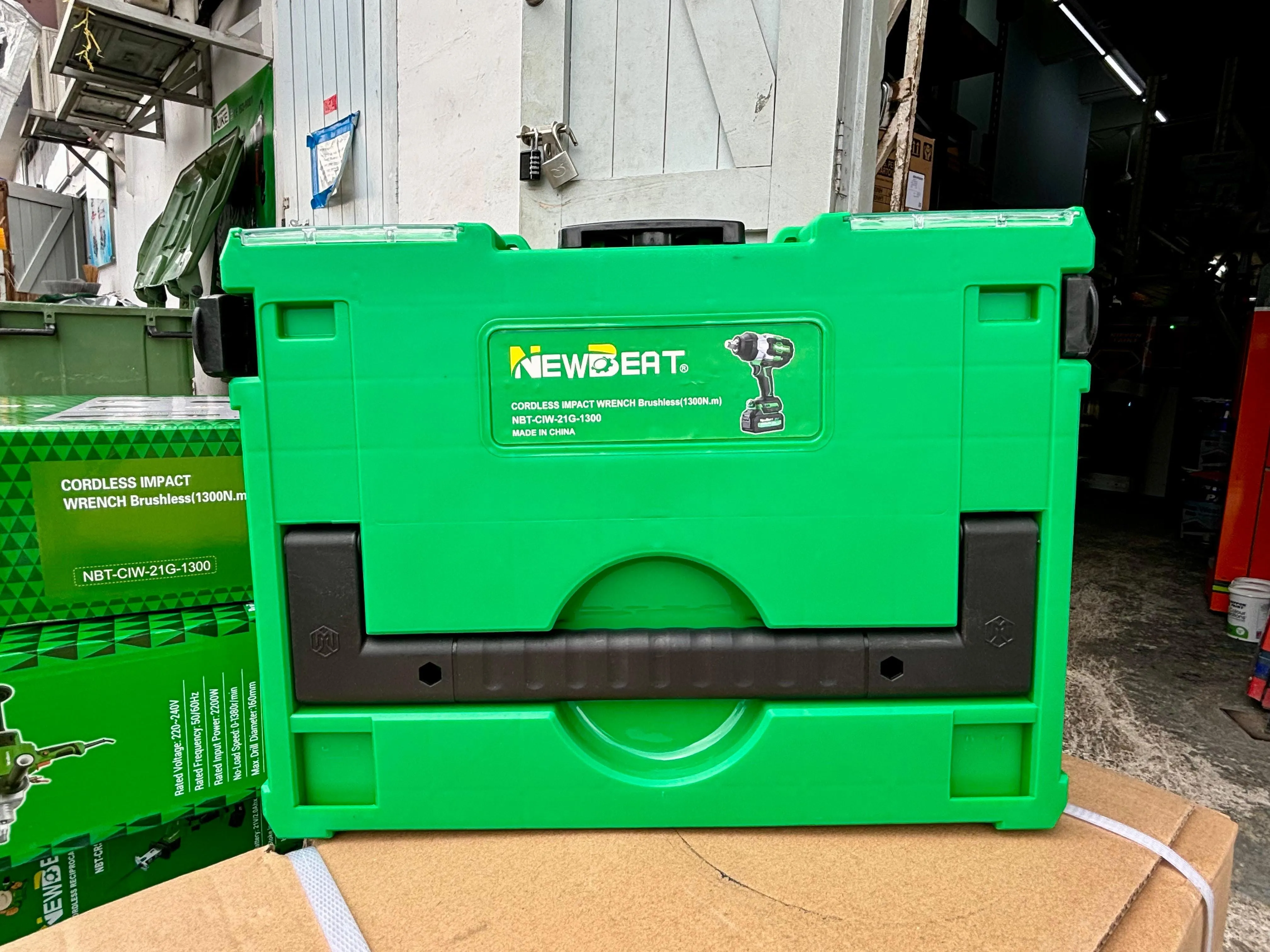 Newbeat 3/4 Cordless Impact Wrench (BL) SQ DR 21V 1300N.m C/W 2 Battery and 1 Charger | Model: NBT-CIW-21G-1300