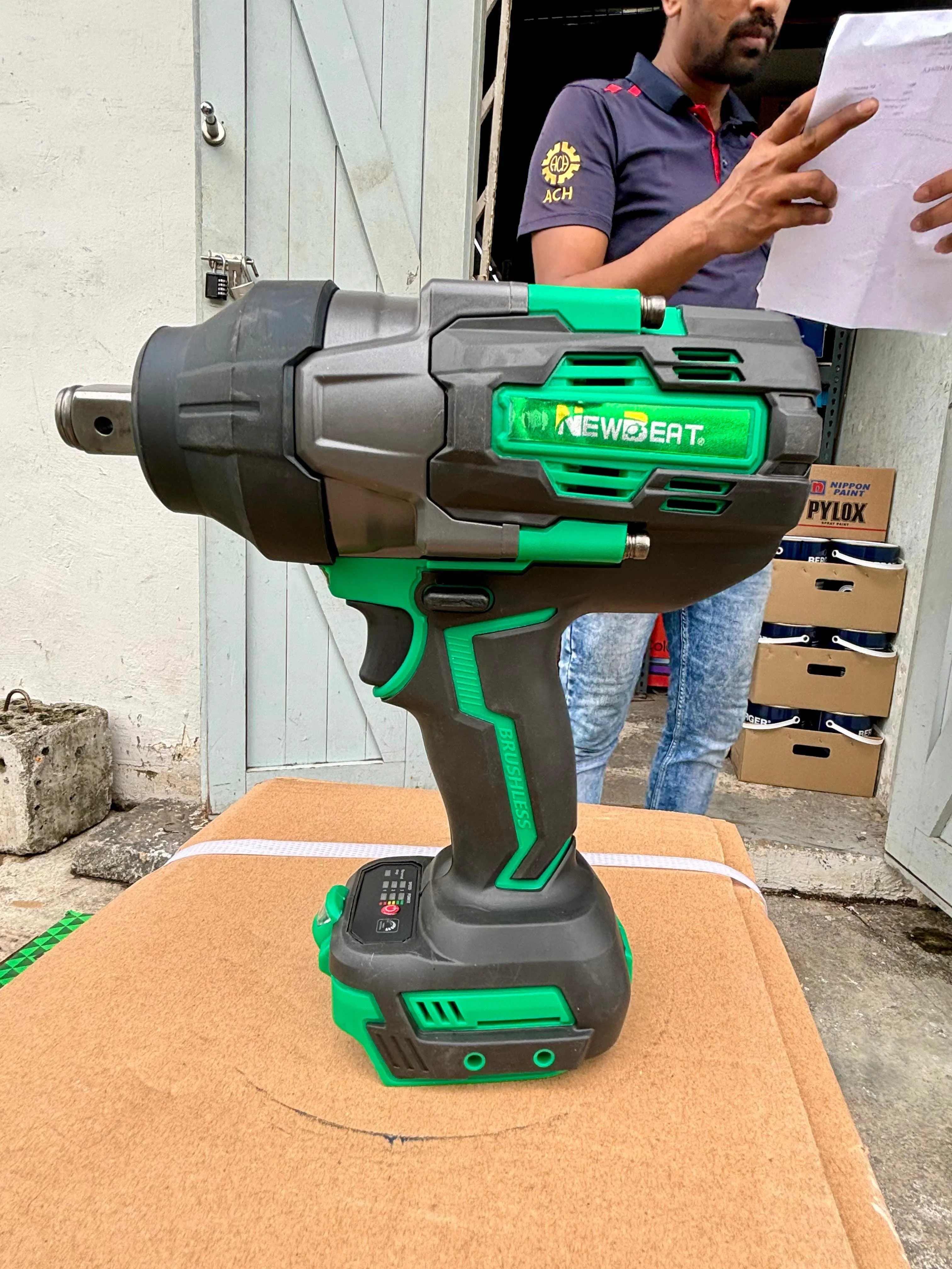 Newbeat 3/4 Cordless Impact Wrench (BL) SQ DR 21V 1300N.m C/W 2 Battery and 1 Charger | Model: NBT-CIW-21G-1300