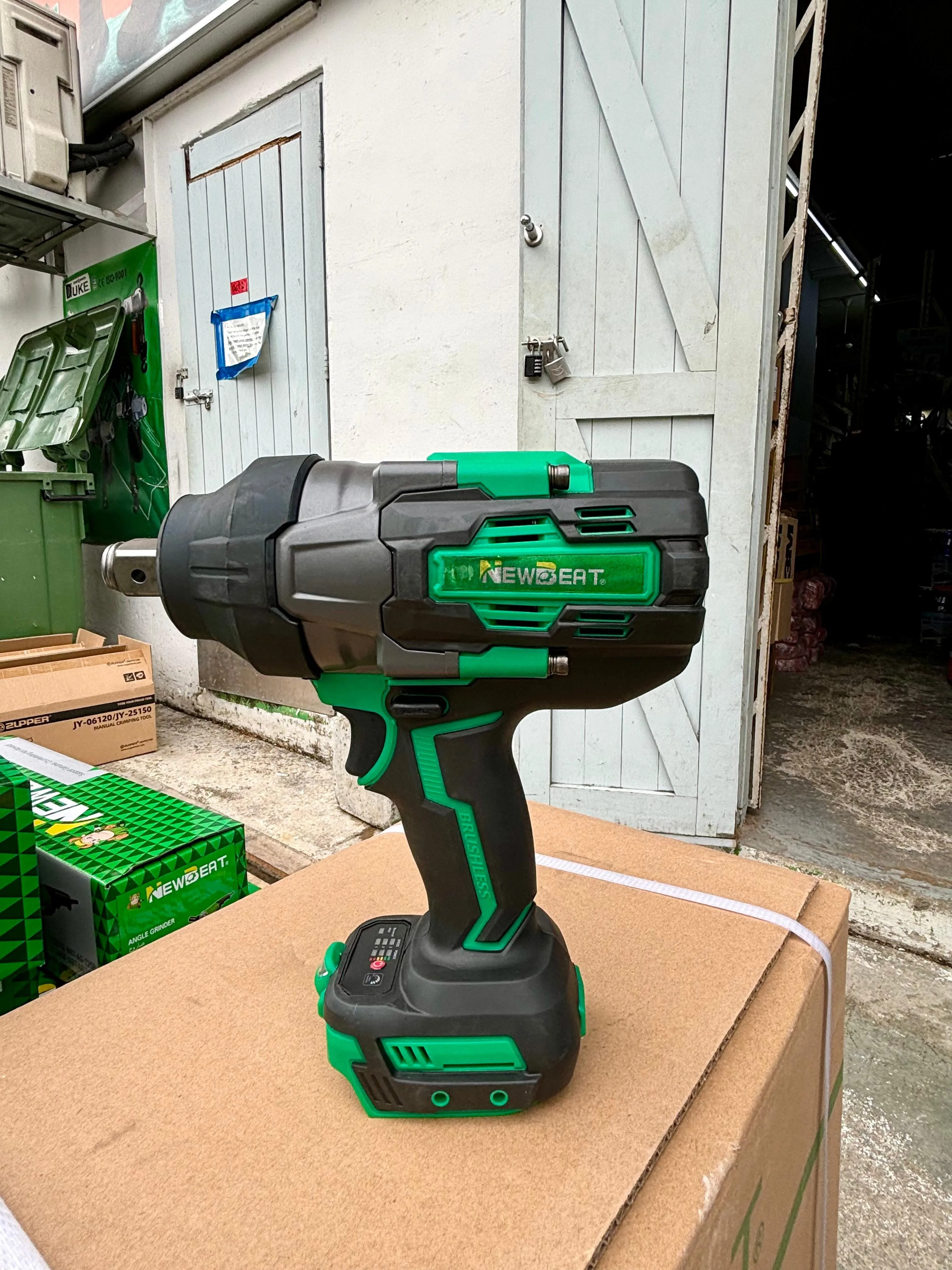 Newbeat 3/4 Cordless Impact Wrench (BL) SQ DR 21V 1300N.m C/W 2 Battery and 1 Charger | Model: NBT-CIW-21G-1300