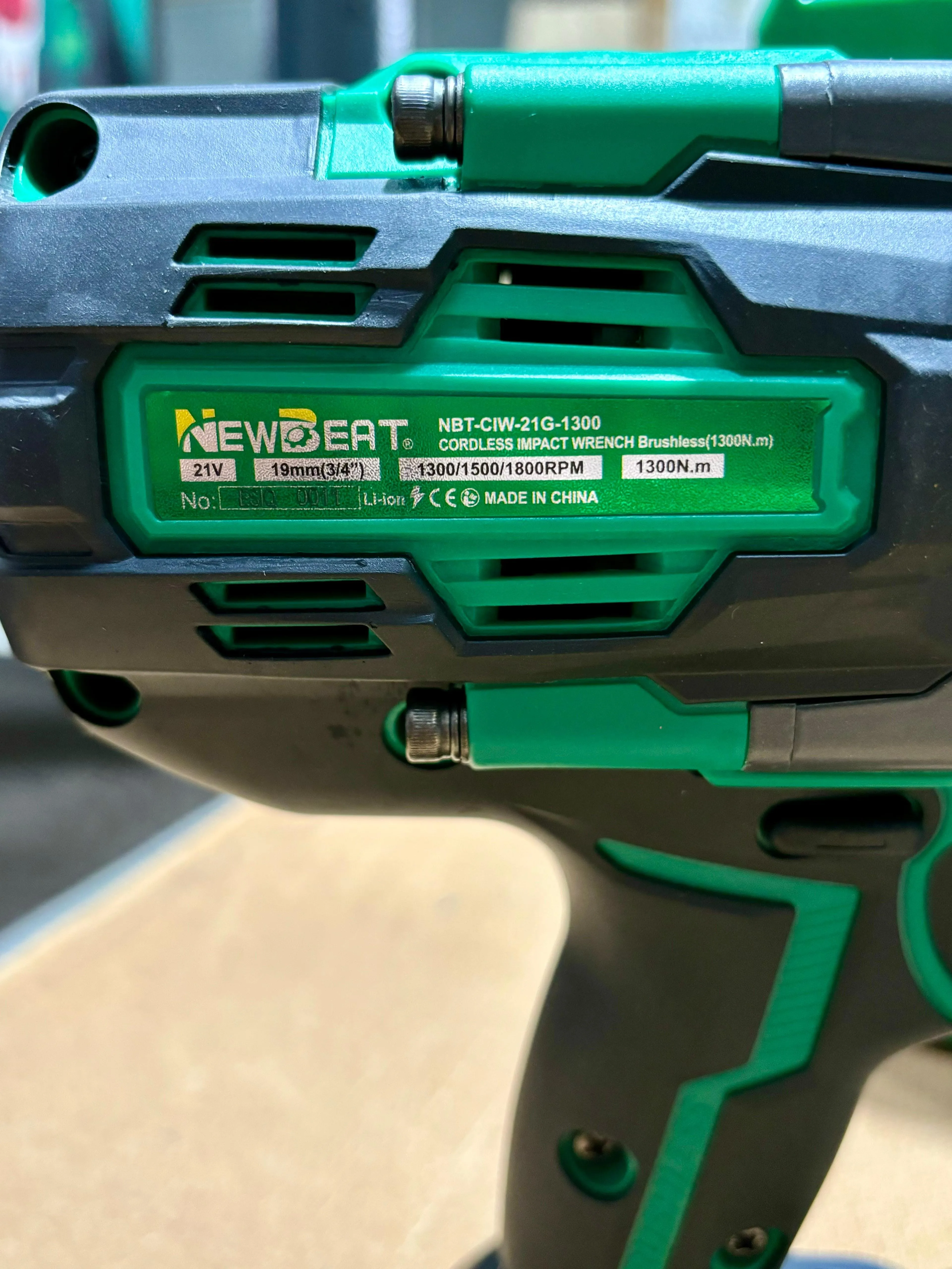 Newbeat 3/4 Cordless Impact Wrench (BL) SQ DR 21V 1300N.m C/W 2 Battery and 1 Charger | Model: NBT-CIW-21G-1300