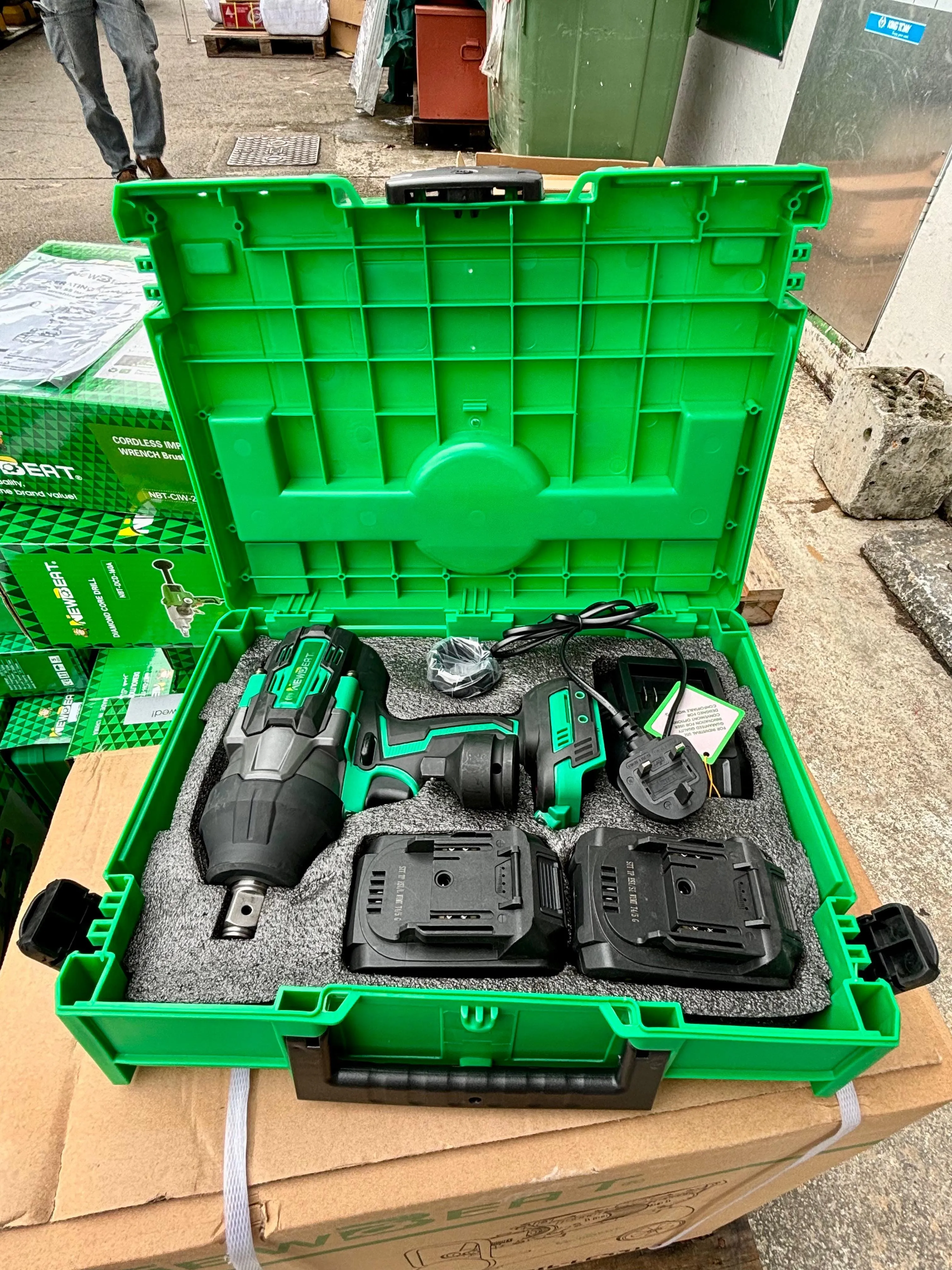 Newbeat 3/4 Cordless Impact Wrench (BL) SQ DR 21V 1300N.m C/W 2 Battery and 1 Charger | Model: NBT-CIW-21G-1300
