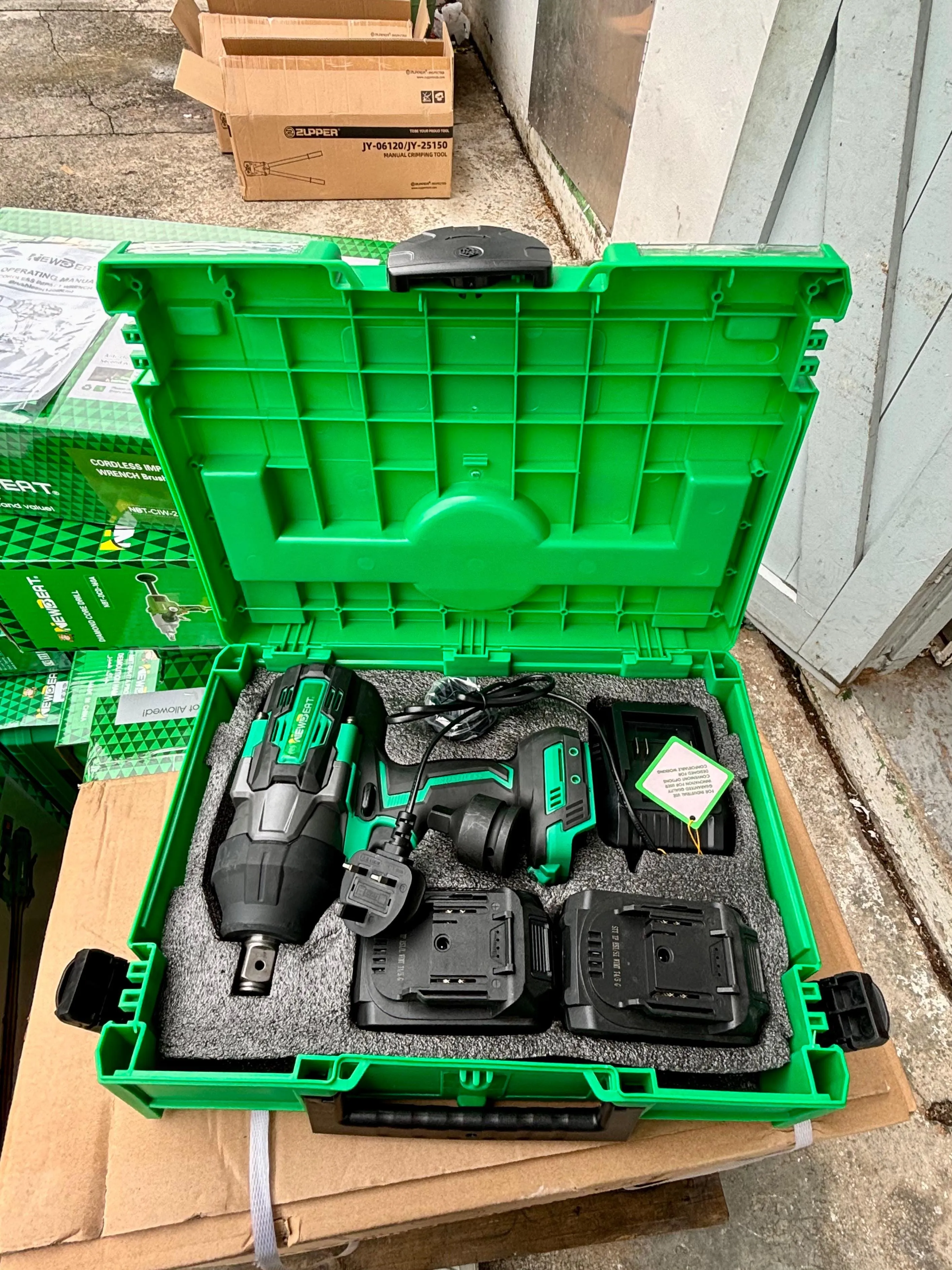 Newbeat 3/4 Cordless Impact Wrench (BL) SQ DR 21V 1300N.m C/W 2 Battery and 1 Charger | Model: NBT-CIW-21G-1300