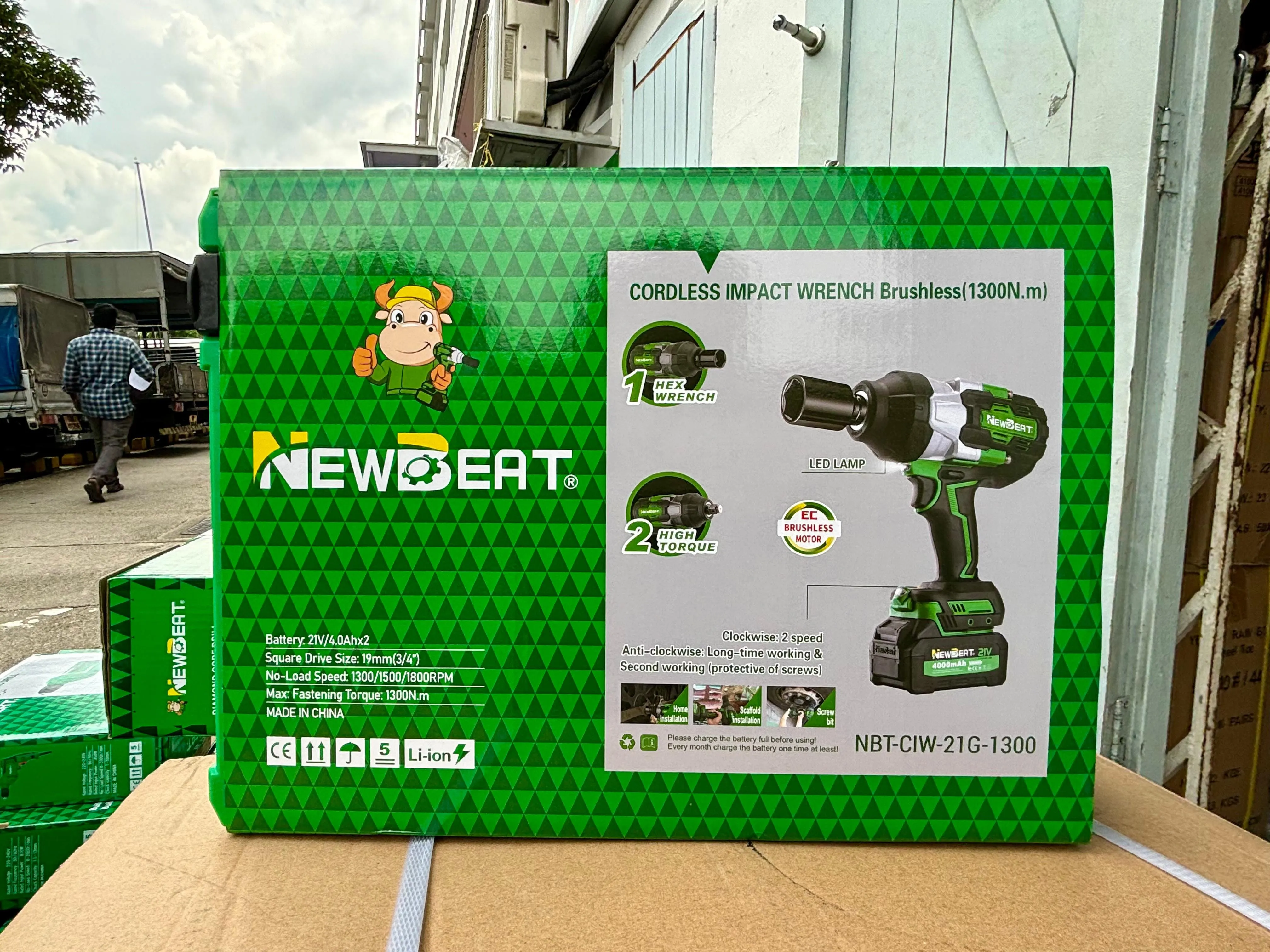 Newbeat 3/4 Cordless Impact Wrench (BL) SQ DR 21V 1300N.m C/W 2 Battery and 1 Charger | Model: NBT-CIW-21G-1300