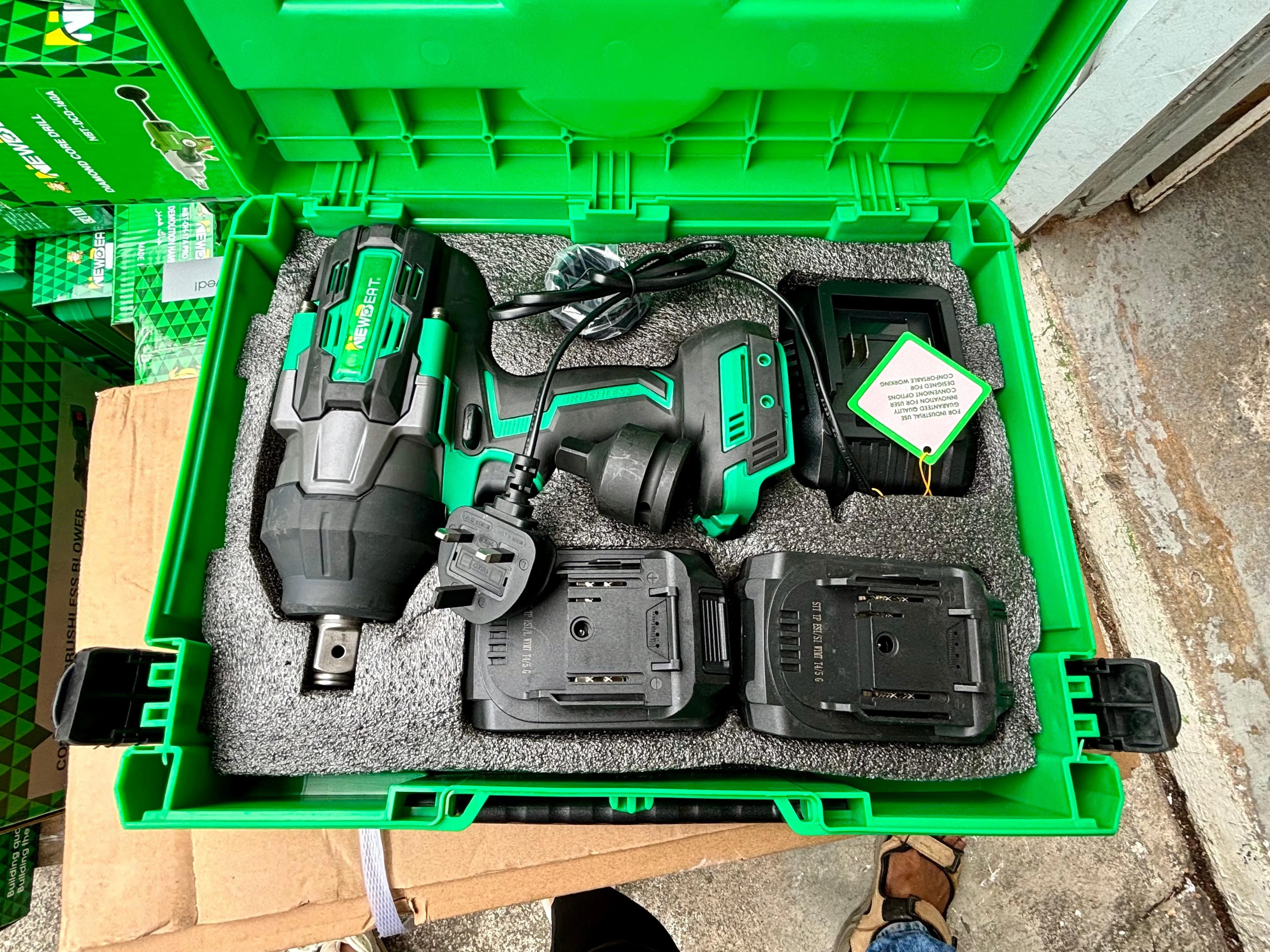 Newbeat 3/4 Cordless Impact Wrench (BL) SQ DR 21V 1300N.m C/W 2 Battery and 1 Charger | Model: NBT-CIW-21G-1300