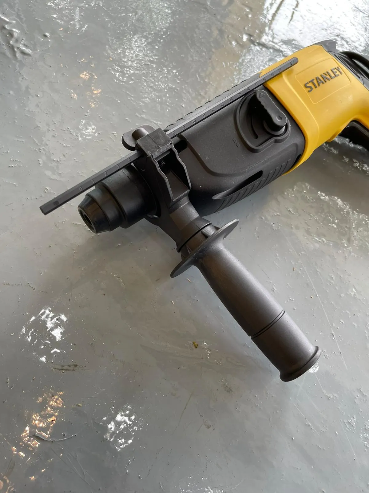 Stanley 2 Mode Rotary Hammer with 20mm . 620 w |  | Model : STHR202K-B1