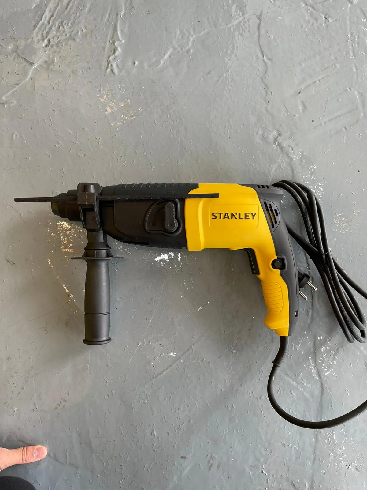 Stanley 2 Mode Rotary Hammer with 20mm . 620 w |  | Model : STHR202K-B1