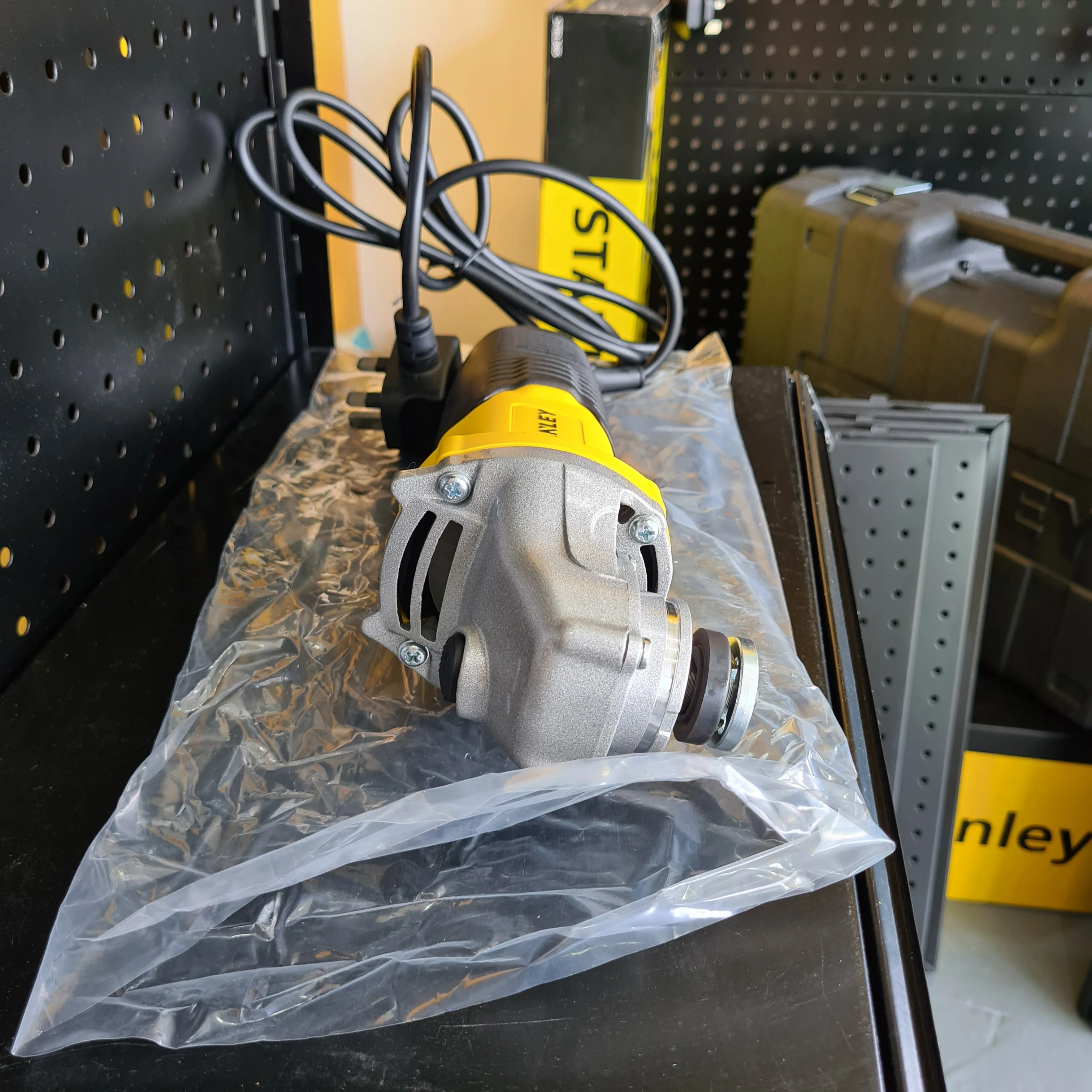 Stanley 4 580W Angle Grinder (Disc Grinding Machine) | Model : STGS5100-XD
